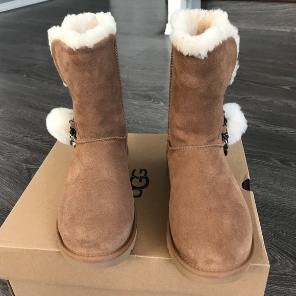 UGG CLASSIC SHORT CHARM BOOT - Picture 2 of 7